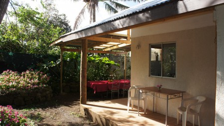 Segunda terraza para almorzar al aire libre rodeada de flores y aromas autóctonos 